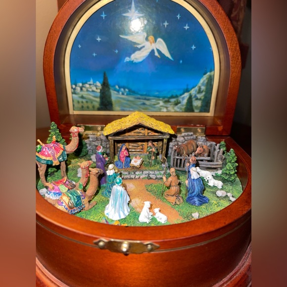 The Danbury Mint Nativity Music Box Silent Night Manger Scene (Musical) - Picture 3 of 10